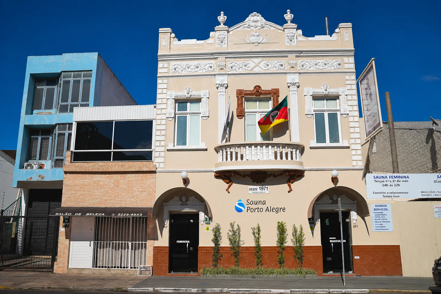 Fachada da Sauna Porto Alegre com a arquitetura histórica, o letreiro e as duas entradas